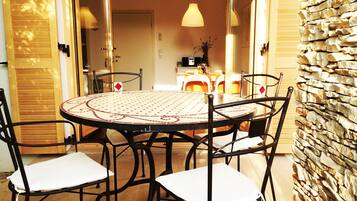 Superior-Apartment, 1 Schlafzimmer, Terrasse | 1 Schlafzimmer, Bettwäsche aus ägyptischer Baumwolle