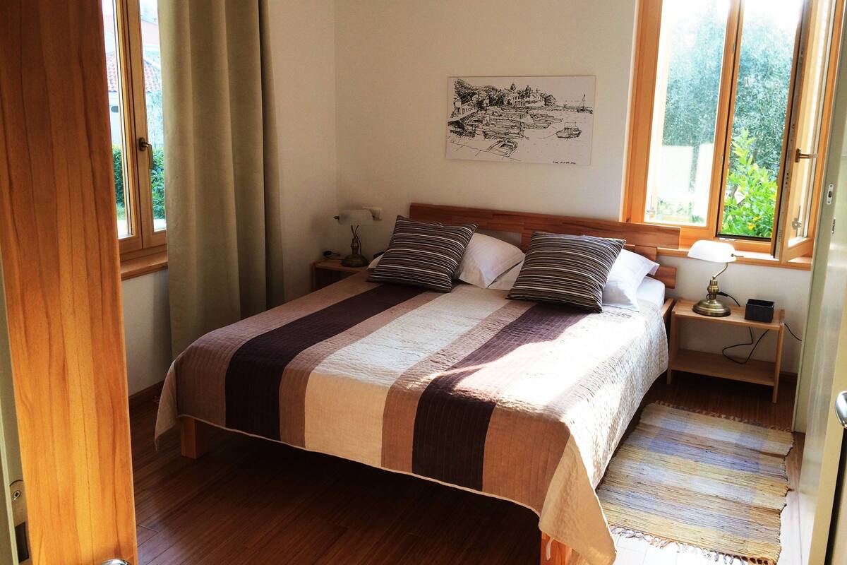Superior appartement, 1 slaapkamer, aan het zwembad | 1 slaapkamer, lakens van Egyptisch katoen, luxe beddengoed