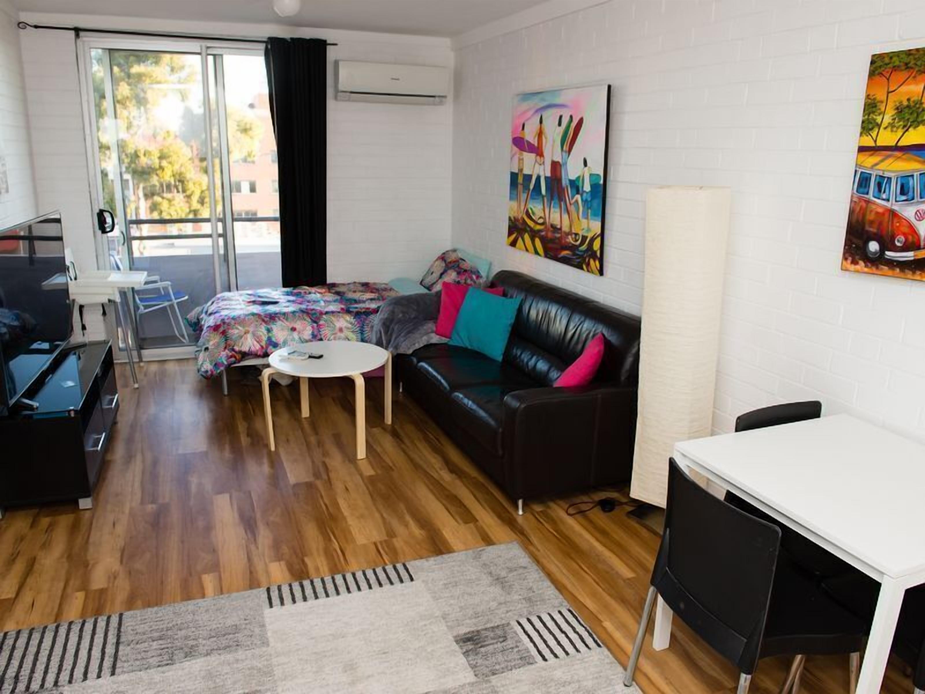 SLEEPS 3, WALK TO EVERYTHING INCLUDING MARKETS AND ROTTNEST ISLAND FERRY