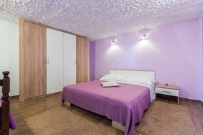 1 chambre, fer et planche à repasser, accès Internet, draps fournis