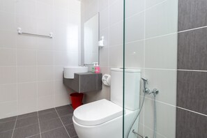 Douche, articles de toilette gratuits, sèche-cheveux, chaussons