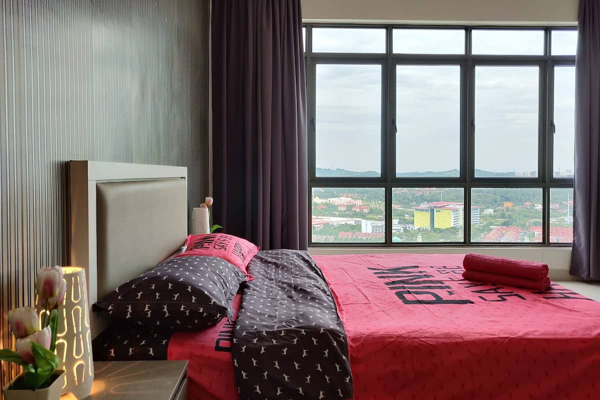 Premium bedding, individually decorated, individually furnished, desk