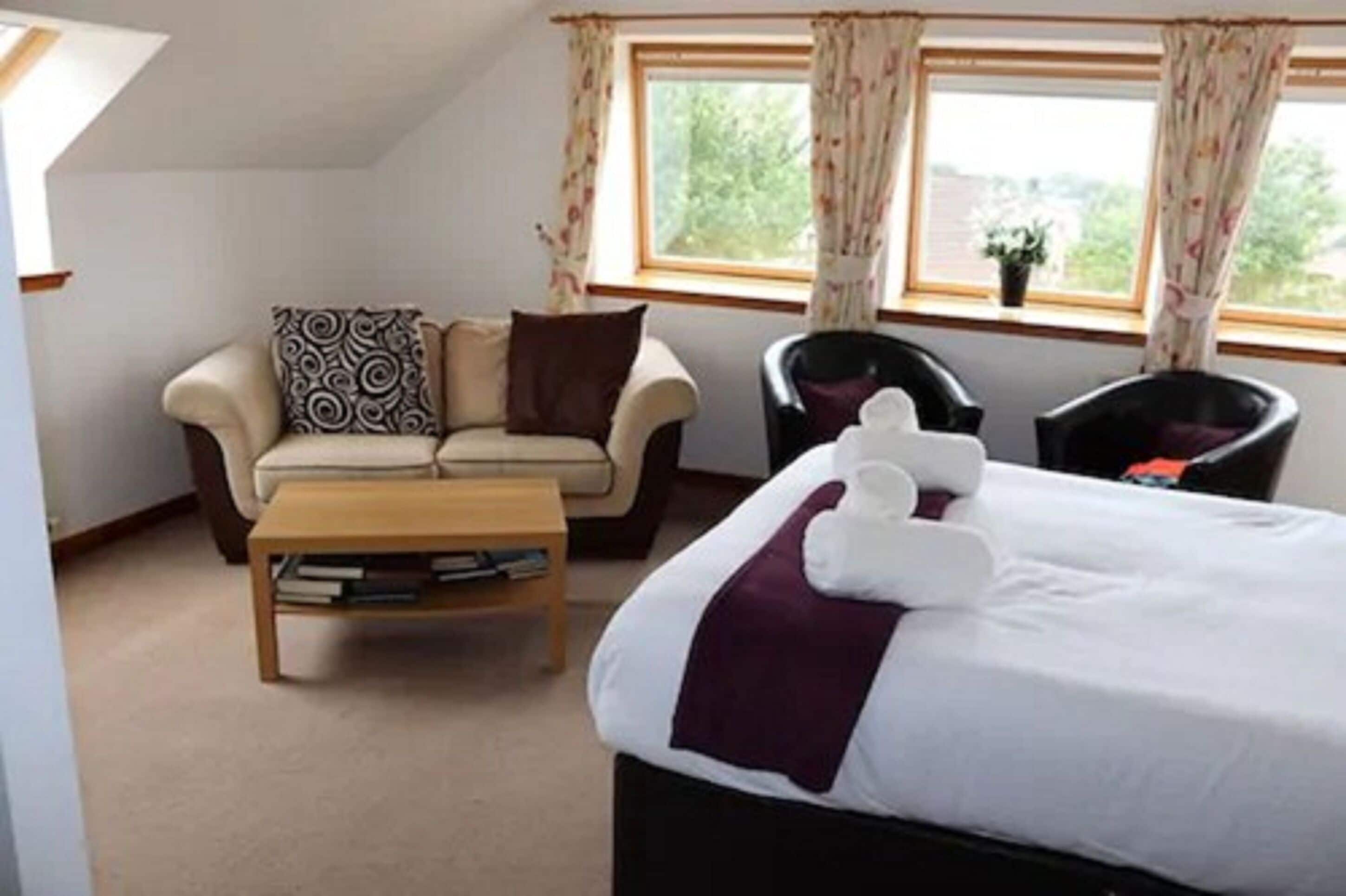 deluxe room | desk, iron/ironing board, free wifi, bed sheets
