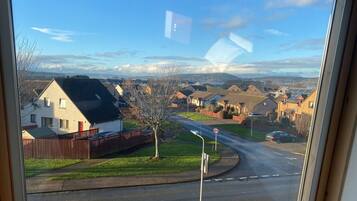 Escritorio, tabla de planchar con plancha, wifi gratis y ropa de cama