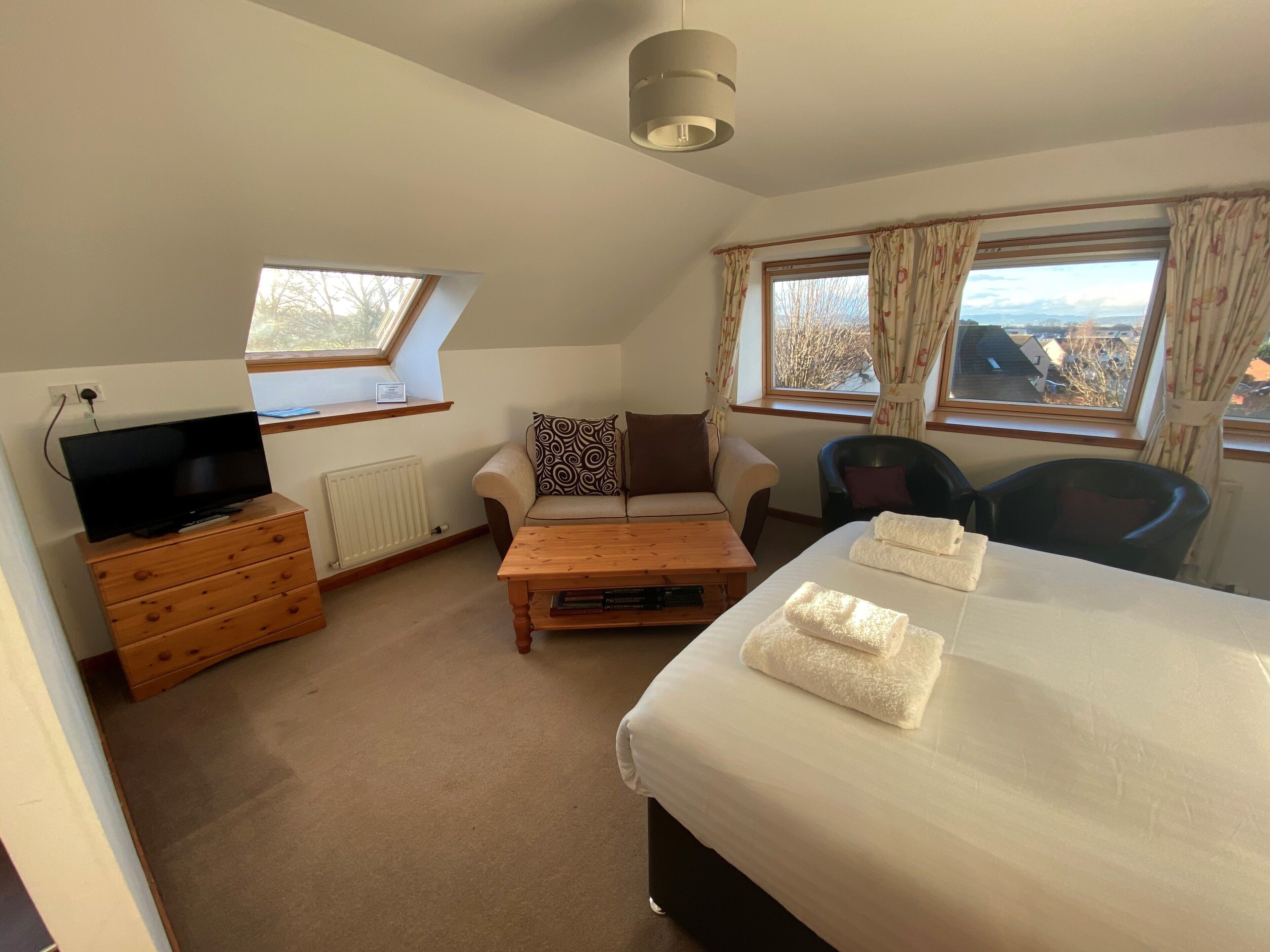 deluxe room | desk, iron/ironing board, free wifi, bed sheets