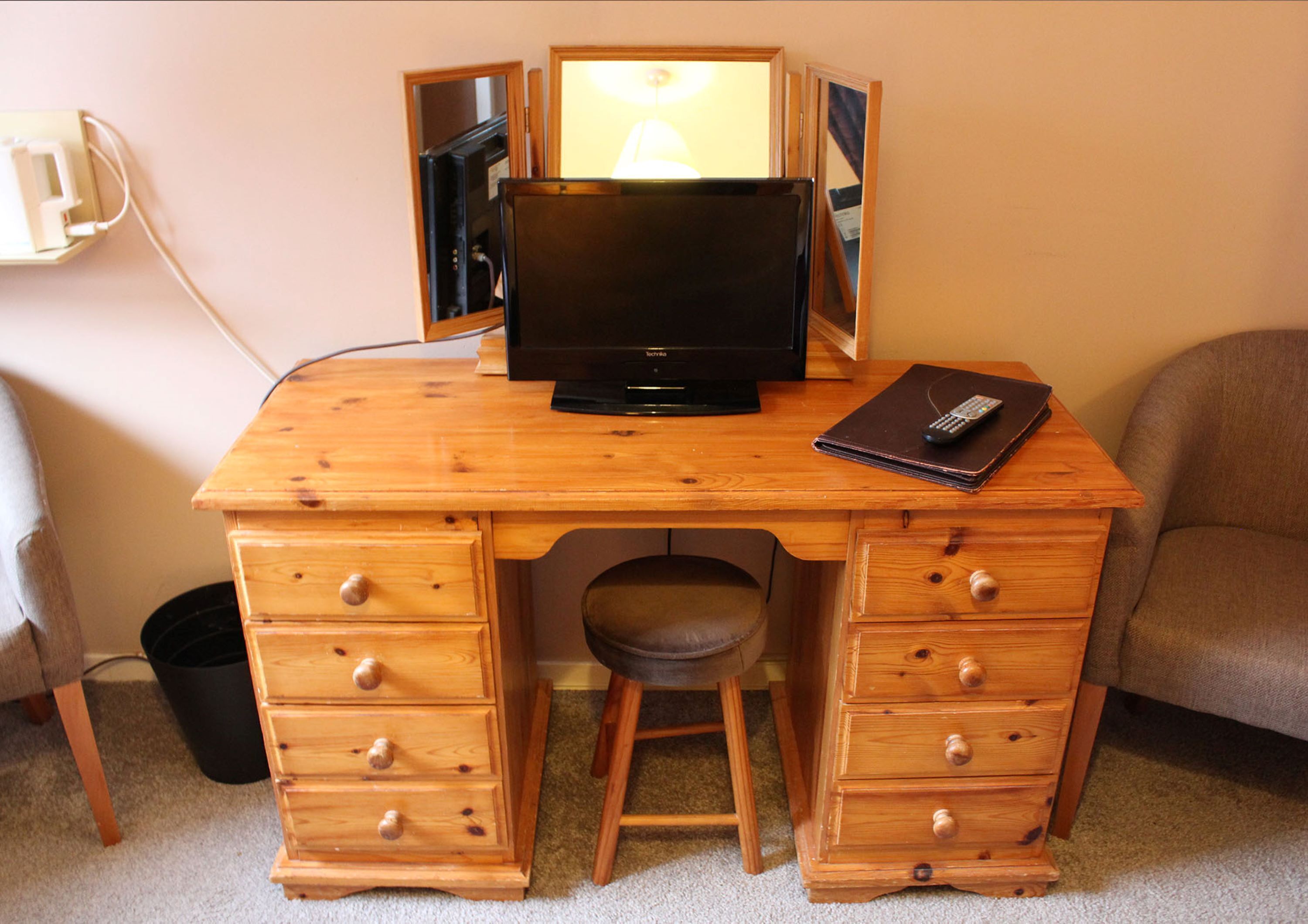 twin room | television