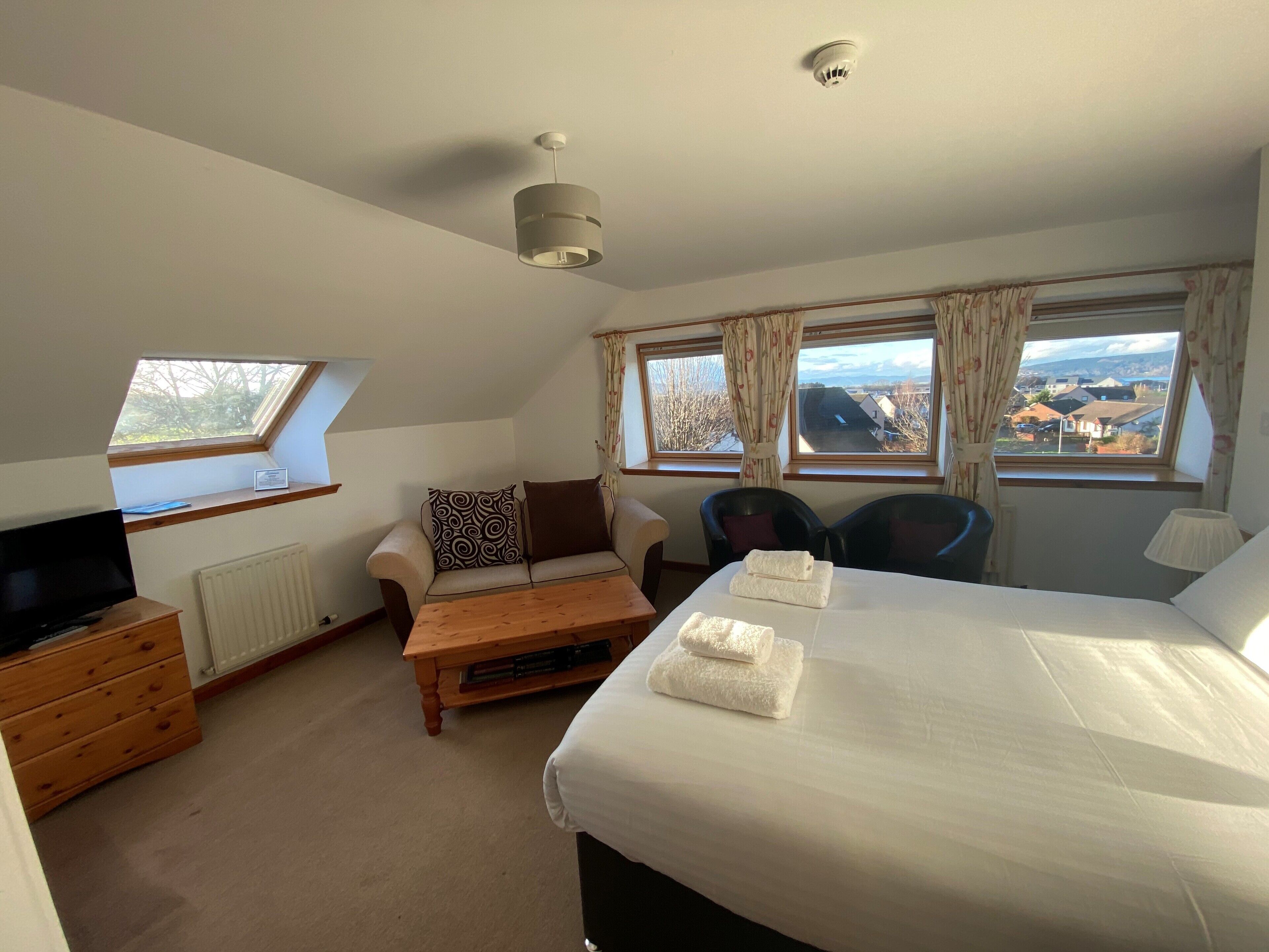 deluxe room | desk, iron/ironing board, free wifi, bed sheets
