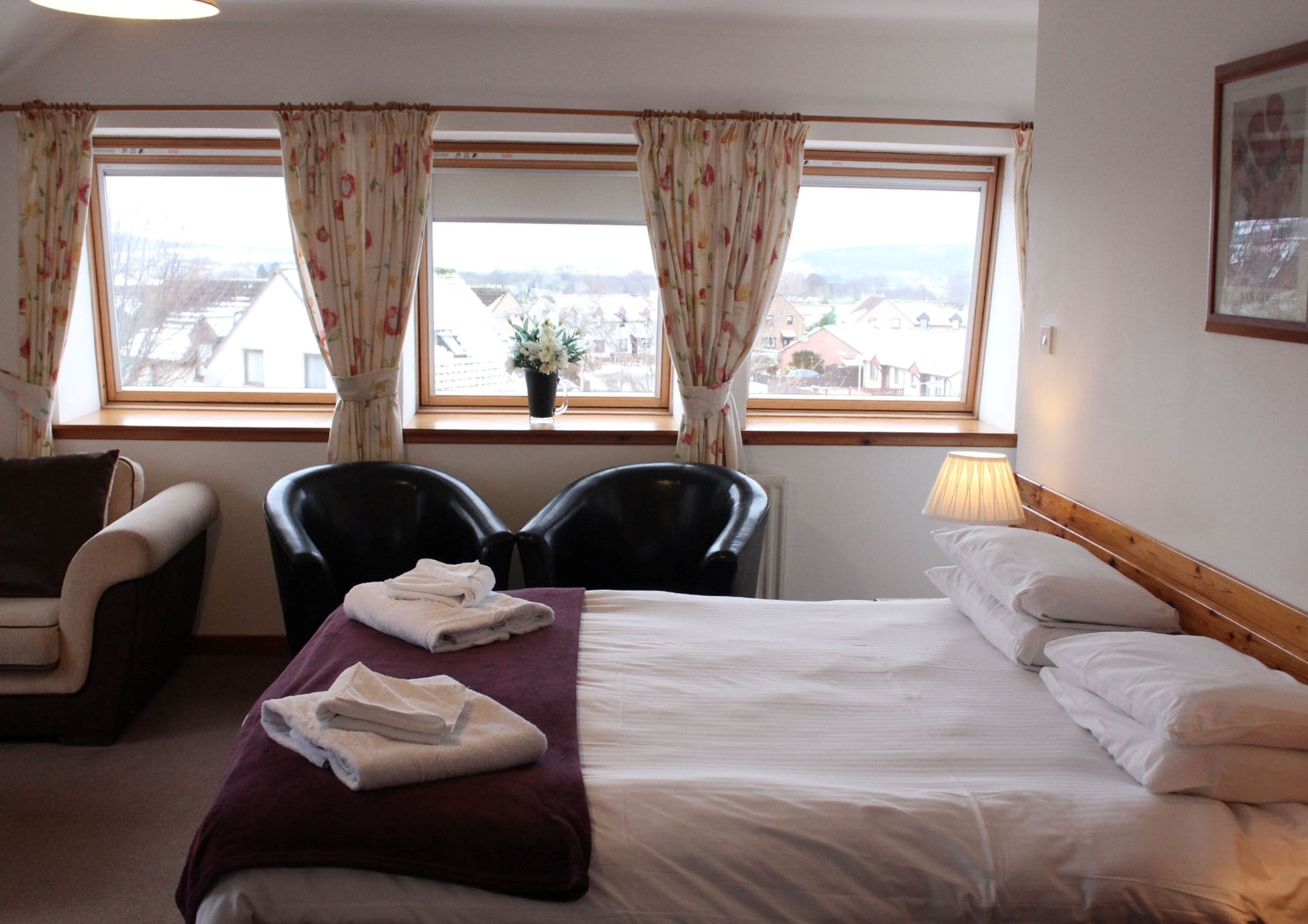 deluxe room | desk, iron/ironing board, free wifi, bed sheets