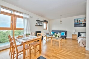 Iron/ironing board, internet, bed sheets - P&O Apartments Arkadia 4 (Warsaw)