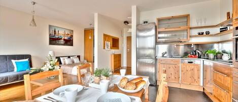 デスク、アイロン / アイロン台、インターネット、ベッドシーツ