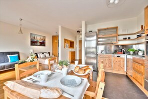 Iron/ironing board, Internet, bed sheets - P&O Apartments Arkadia 4 (Warsaw)