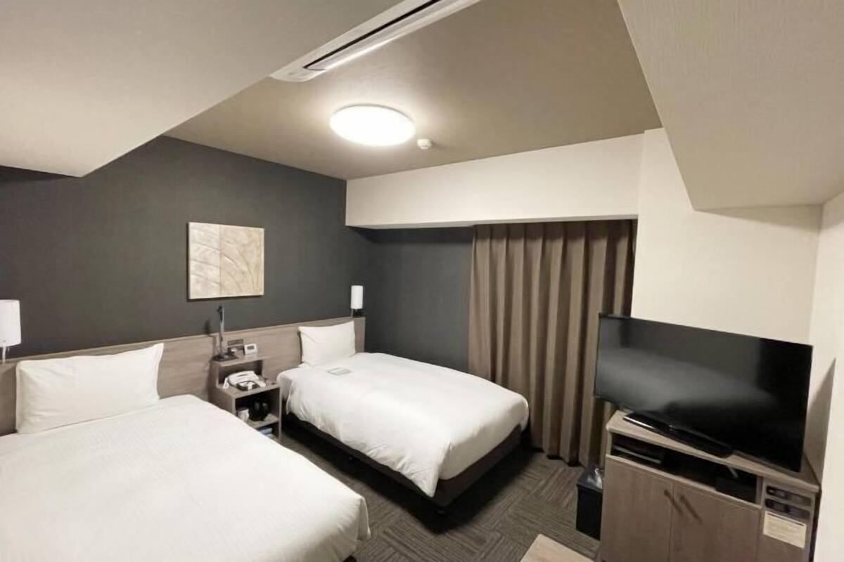 Escritorio, wifi gratis y ropa de cama 
