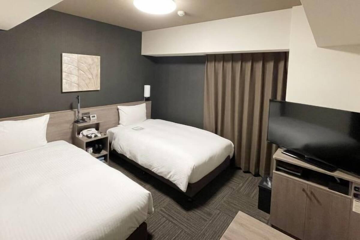 Escritorio, wifi gratis y ropa de cama 