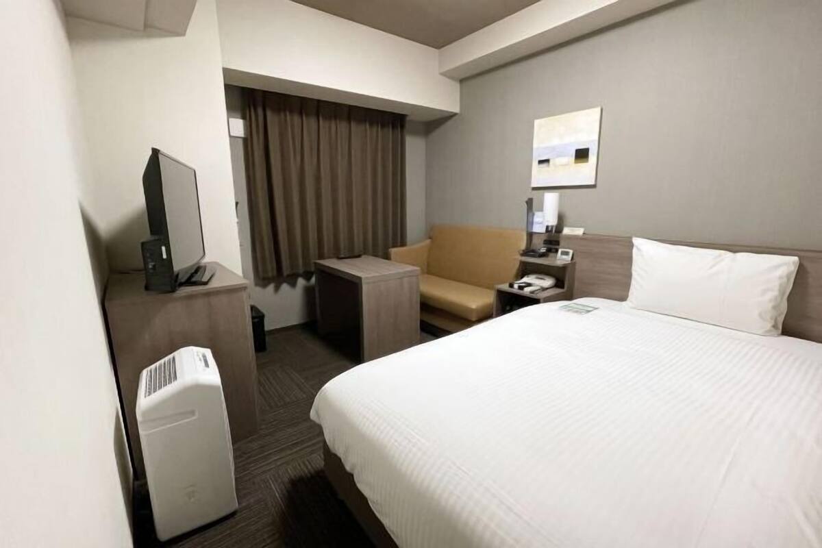 Escritorio, wifi gratis y ropa de cama 