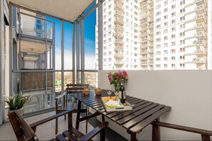 Soundproofing, iron/ironing board, Internet, bed sheets - P&O Apartments Arkadia 2 (Warsaw)