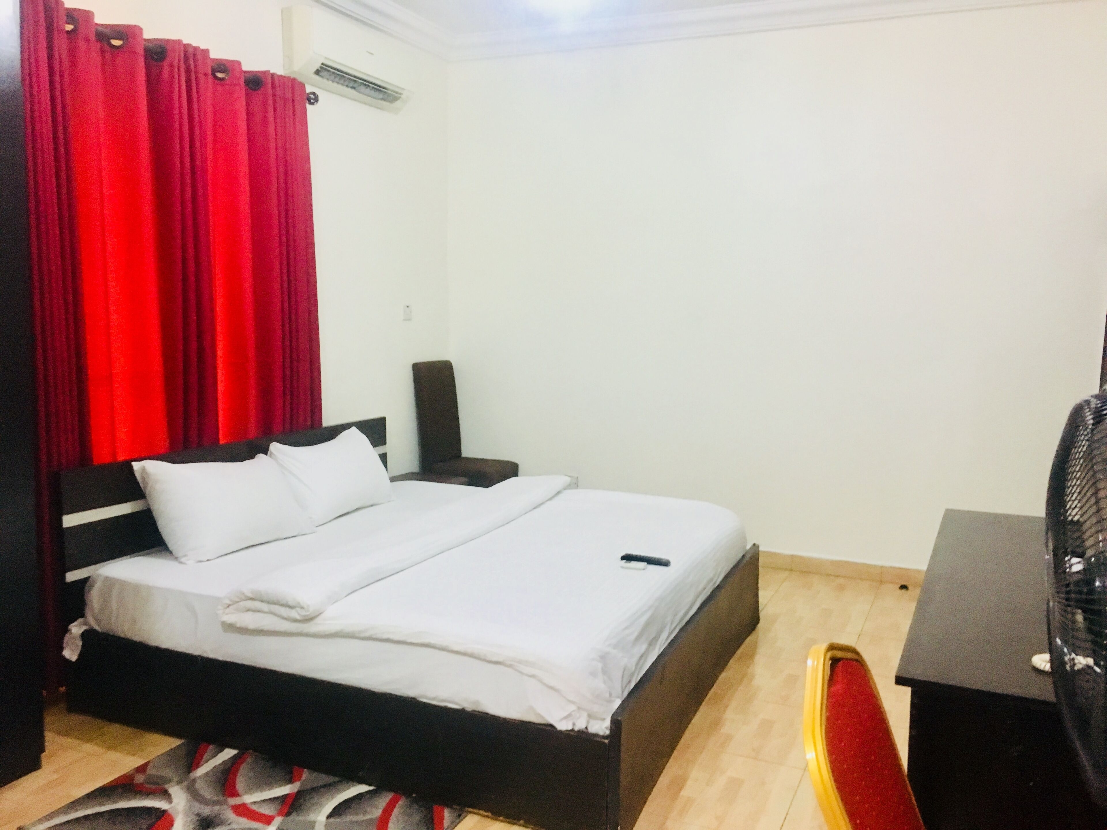 Premium bedding, in-room safe, desk, laptop workspace