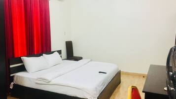 Ropa de cama de alta calidad y caja de seguridad en la habitación