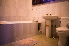 Rom – executive, 1 dobbeltseng | Bad | Dusj, regndusjhode og håndklær