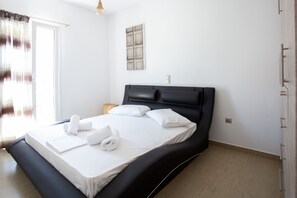 3 bedrooms, desk, soundproofing, iron/ironing board - Paros Central House (Paros)