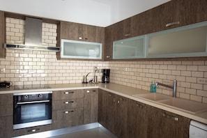 Luxury Apartment, 3 Bedrooms | Private kitchen | Fridge, oven, stovetop, dishwasher - Paros Central House (Paros)