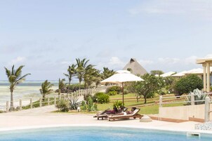 4 piscinas al aire libre, camas de piscina gratis, sombrillas