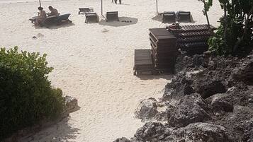 Plage privée, sable blanc, cabines gratuites, chaises longues