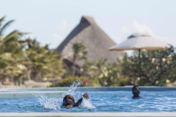 4 outdoor pools, open 6:00 AM to 6:00 PM, free cabanas, pool umbrellas