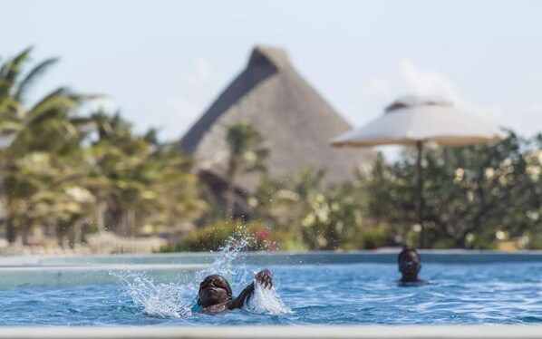 4 piscinas al aire libre, camas de piscina gratis, sombrillas