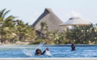 4 piscinas al aire libre, camas de piscina gratis, sombrillas