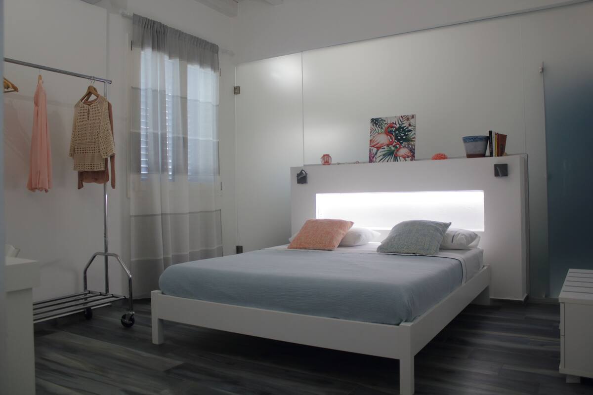 Superior Room, 1 Queen Bed | Premium bedding, desk, soundproofing, WiFi (free)