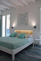 Ropa de cama de alta calidad, escritorio y sistema de insonorización 