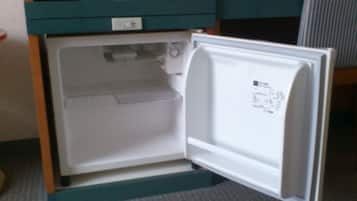 Ein kleiner Kühlschrank mit Bedienfeld und einem Gefrierfach.