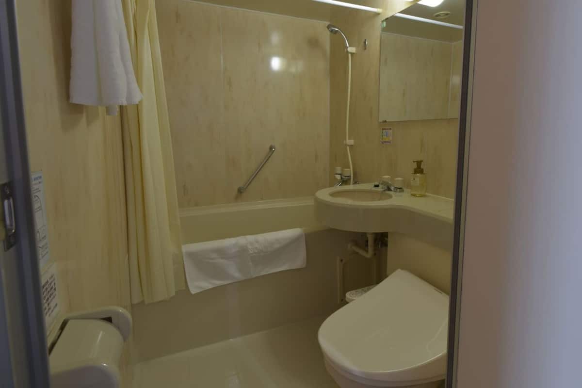 combined shower/bathtub, deep-soaking bathtub, free toiletries