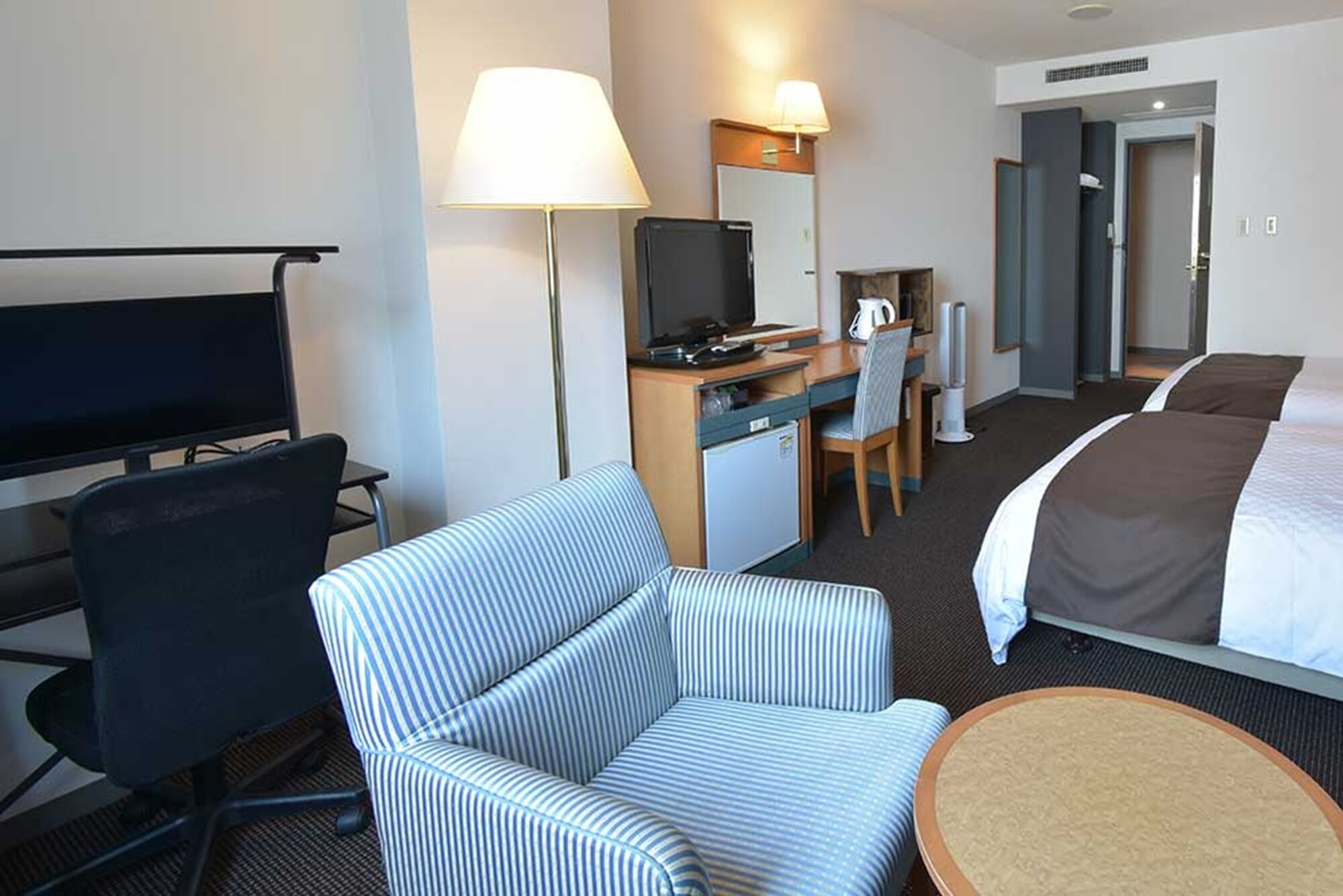 deluxe twin room, 2 bedrooms | desk, blackout curtains, free wifi, bed sheets