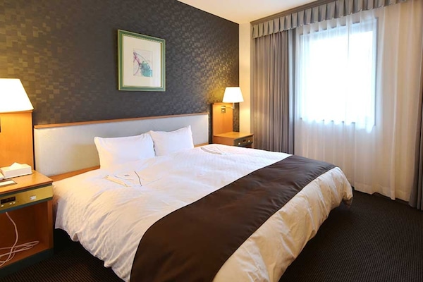 Studio Suite, 1 King Bed | Desk, blackout drapes, free WiFi, bed sheets