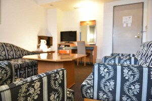 开间套房, 1 张特大床 | 办公桌、遮光窗帘、免费 WiFi、床单