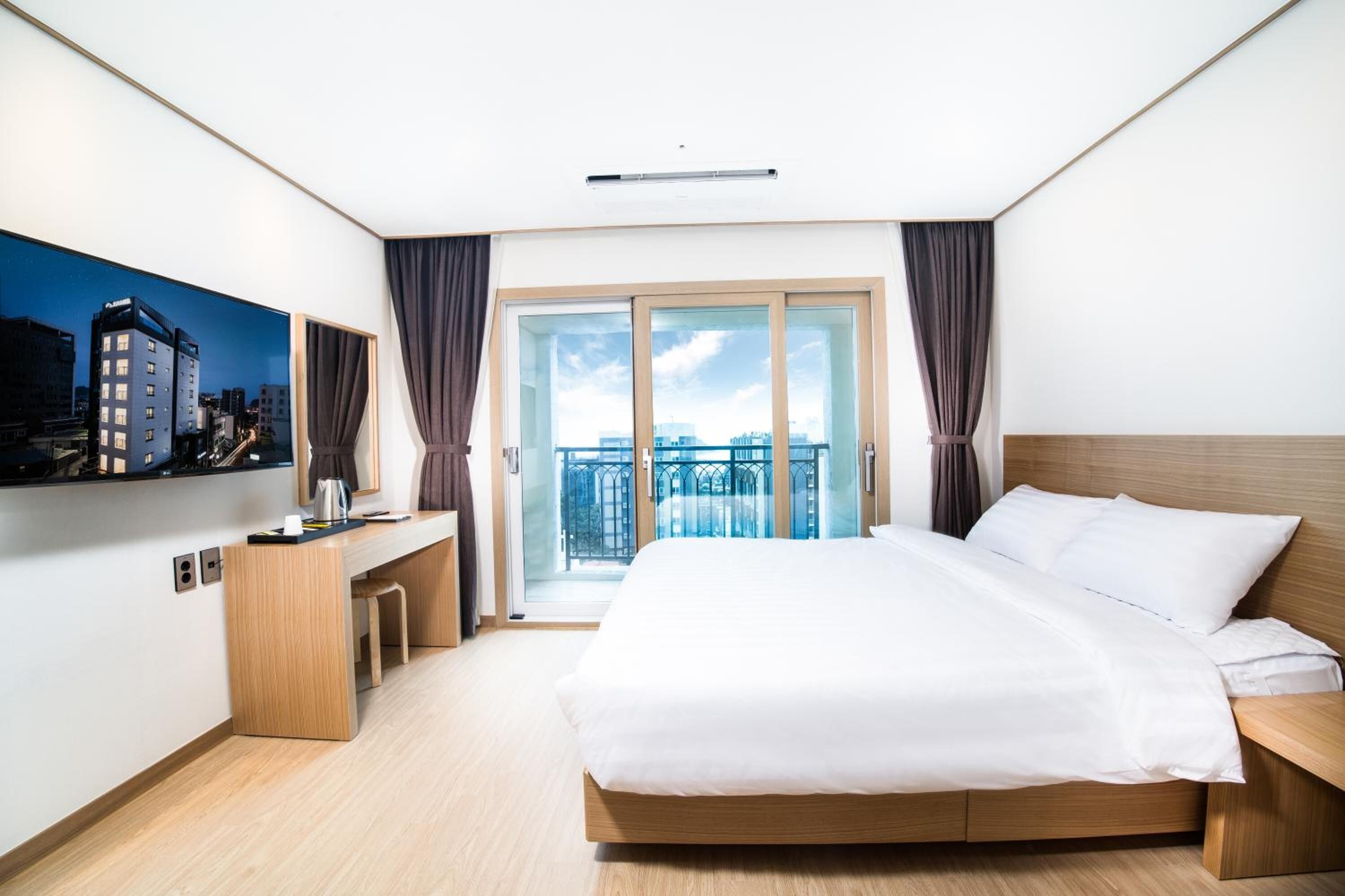 1 bedroom, desk, soundproofing, free wifi