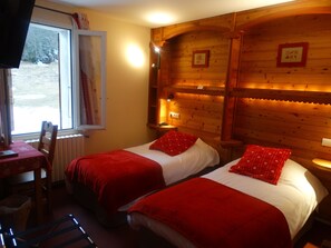 Zweibettzimmer | Individuell dekoriert, individuell eingerichtet, Schreibtisch