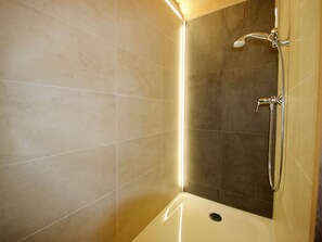 Douche, sèche-cheveux, serviettes fournies