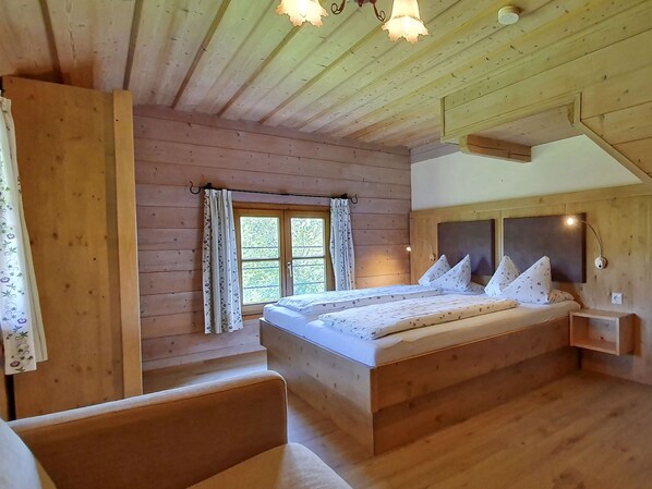 2 bedrooms, Internet, bed sheets - Ferienwohnung Katharina, 44 qm, 2 Schlafzimmer, 4 Betten und Kinderbetten, Nichtraucher (Kirchanschöring)