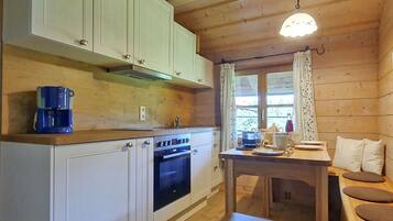 KĂŒhlschrank, Ofen, Herdplatte, Wasserkocher mit Kaffee-/Teezubehör