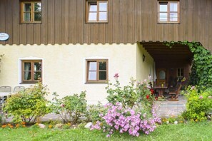 Exterior - Ferienwohnung Katharina, 44 qm, 2 Schlafzimmer, 4 Betten und Kinderbetten, Nichtraucher (Kirchanschöring)