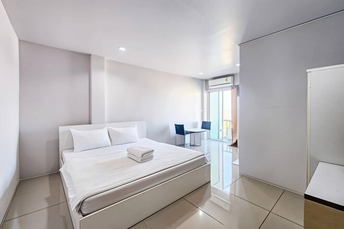 Escrivaninha, cortinas blackout, Wi-Fi de cortesia