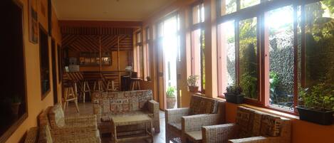 Coin salon dans le hall