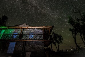 Fachada de la propiedad por la tarde o noche