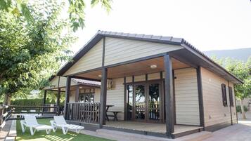 Cots/infant beds, WiFi, bed sheets