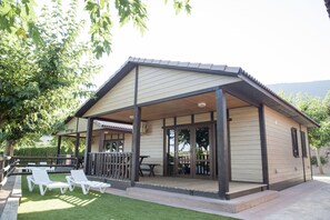 Deluxe-bungalow | Vauvansängyt, Wi-Fi, vuodevaatteet