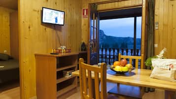 Bungalow superior, 2 habitaciones | Sala de estar | Televisión de pantalla plana