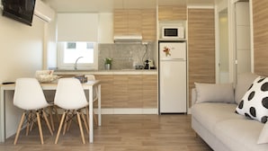 Premium Mobile Home, 2 Bedrooms | Private kitchen | Espresso maker, full-sized fridge, microwave, stovetop - La Noguera Camping & Bungalow (Camarasa)
