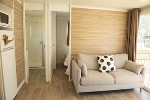 Premium-asuntovaunu, 2 makuuhuonetta | Olohuone | Taulutelevisio